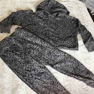 Old Navy Girls Size 7 Gray Leopard Print Sweatshirt Pant Set